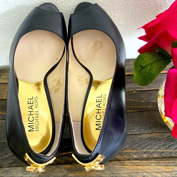 Michael Kors peep-toe “Josie Peep” w/Mk gold lock detail on back. (Size 6M).🌹 - Picture 8 of 16